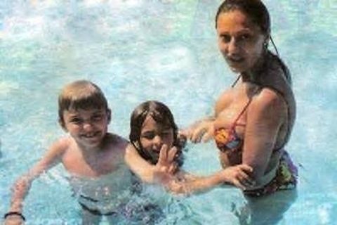 Ceca sa decom u bazenu