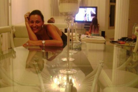 ceca-smesise-na-stolu