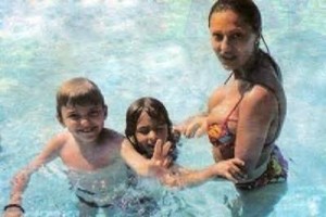 Ceca i porodica u bazenu